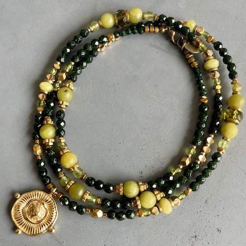 Collier COKATA 70 cm en goldstone verte et péridot