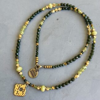 Collier SAKPE 50 cm en goldstone verte et péridot