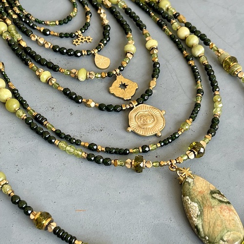 Les colliers en goldstone verte et péridot-1