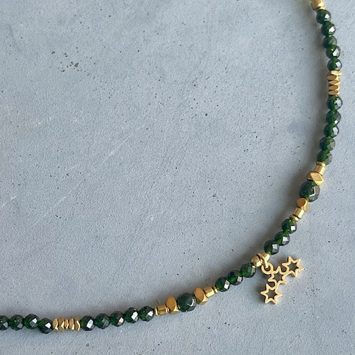 Ras du cou TOPA 40 cm en goldstone verte et péridot-1