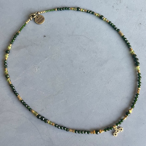 Ras du cou TOPA 40 cm en goldstone verte et péridot