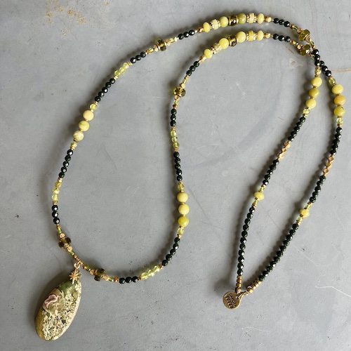 Sautoir NAPYUKA 90 cm en goldstone verte et péridot-1
