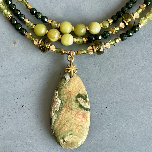 Sautoir NAPYUKA 90 cm en goldstone verte et péridot-2