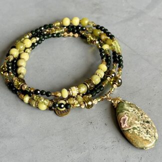 Sautoir NAPYUKA 90 cm en goldstone verte et péridot