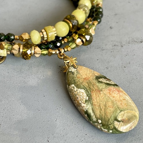 Sautoir NAPYUKA 90 cm en goldstone verte et péridot-4