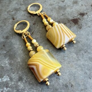 Boucles d'oreilles Owi 999 en coquillage jaune et agate-1