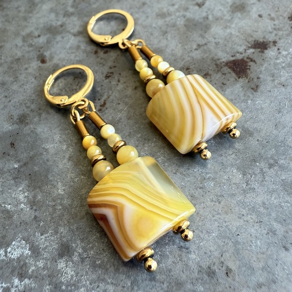 Boucles d'oreilles Owi 999 en coquillage jaune et agate-1