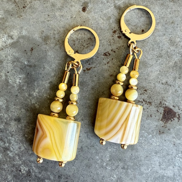 Boucles d'oreilles Owi 999 en coquillage jaune et agate