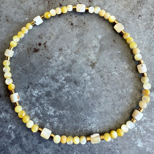 Bracelet en coquillage jaune-11