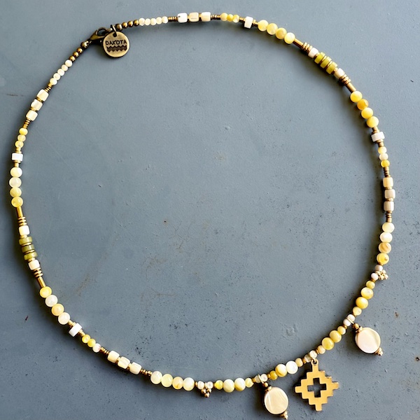 Collier NATAKE 45 cm en coquillage jaune-1