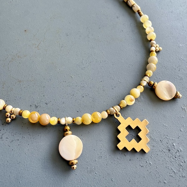 Collier NATAKE 45 cm en coquillage jaune-2