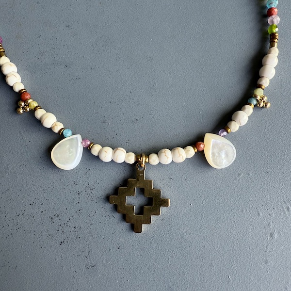 Collier NATAKE 45 cm en howlite blanche-1