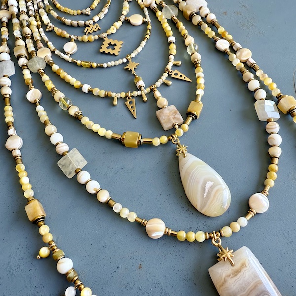 Colliers en coquillage jaune SS25