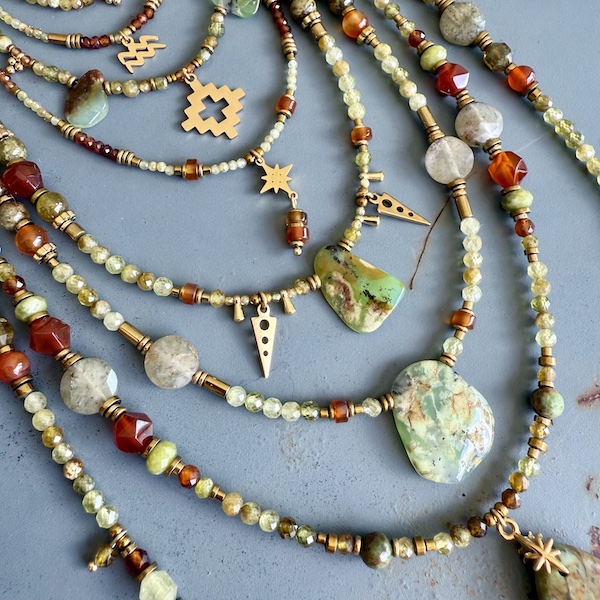 Colliers en grenat vert SS25