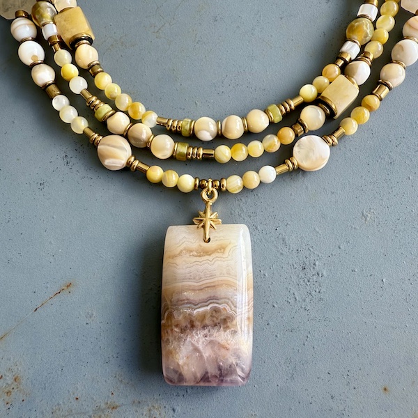 Sautoir NAPYUKA 95 cm en coquillage jaune-2