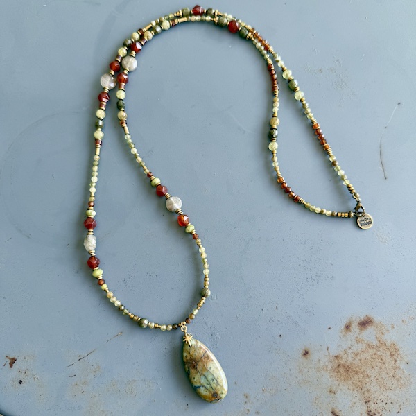 Sautoir NAPYUKA 95 cm en grenat vert-1