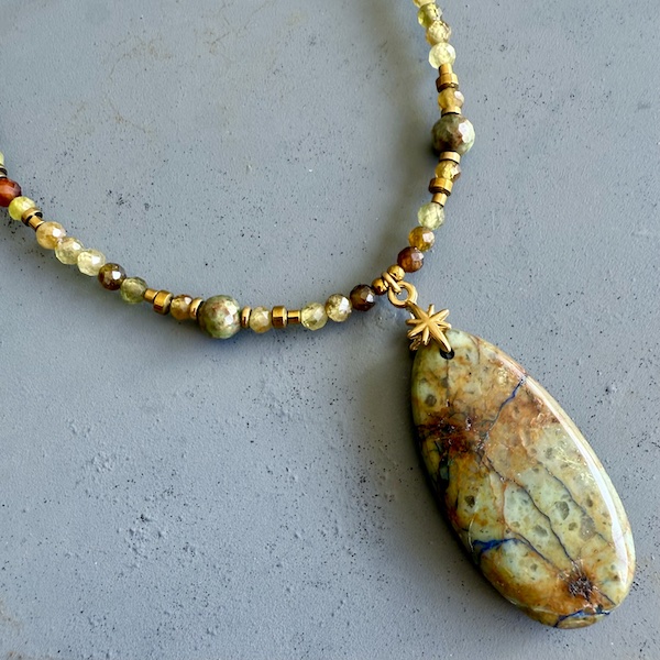 Sautoir NAPYUKA 95 cm en grenat vert-2