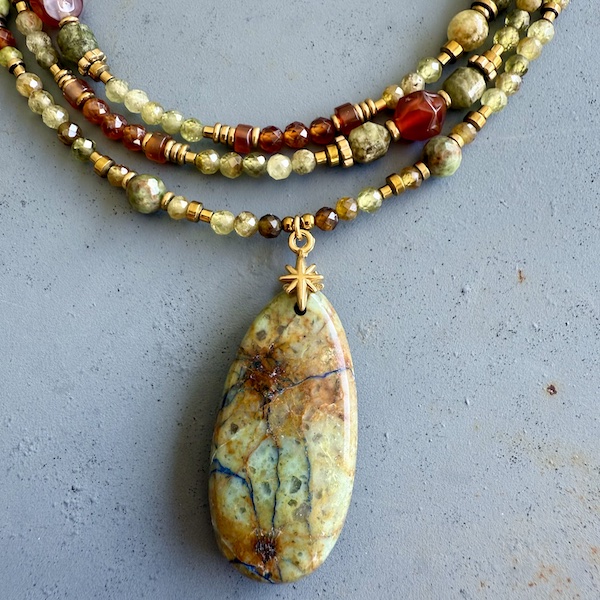 Sautoir NAPYUKA 95 cm en grenat vert