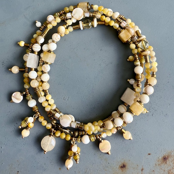 Sautoir TANKA 110 cm en coquillage jaune-1