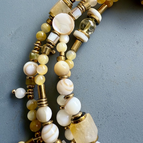 Sautoir TANKA 110 cm en coquillage jaune-2