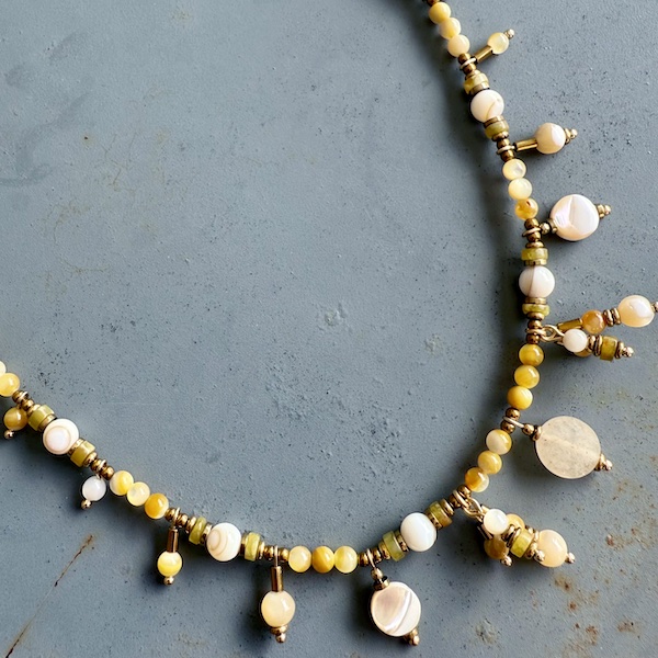 Sautoir TANKA 110 cm en coquillage jaune-3