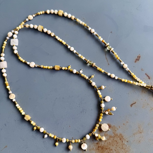 Sautoir TANKA 110 cm en coquillage jaune-5