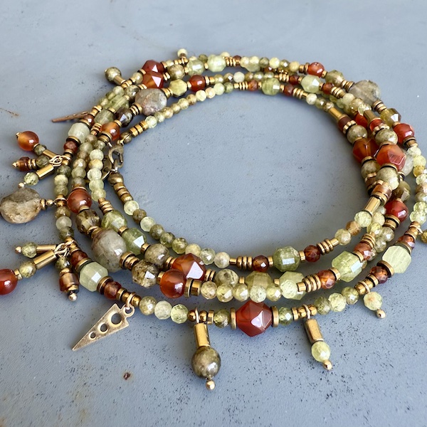 Sautoir TANKA 110 cm en grenat vert-1