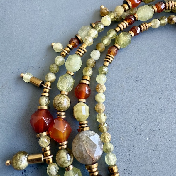 Sautoir TANKA 110 cm en grenat vert-2