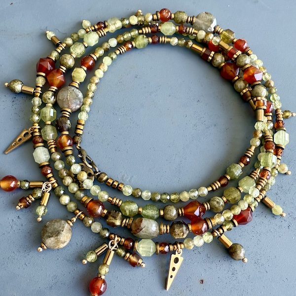 Sautoir TANKA 110 cm en grenat vert