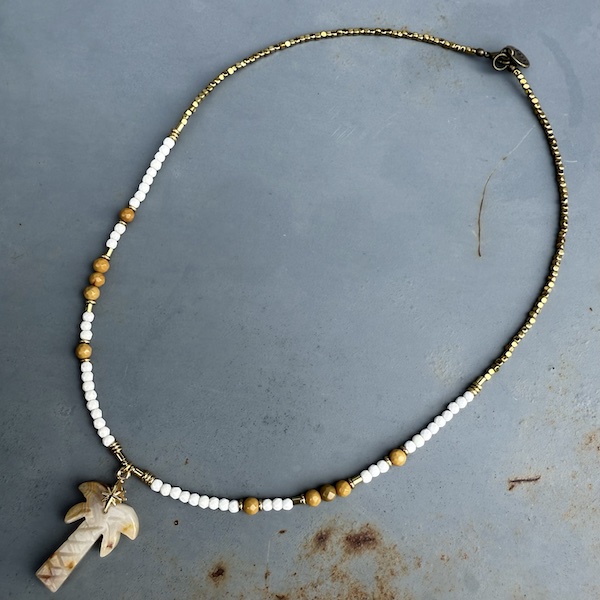 Collier PALM 50 cm en howlite blanche et mookaite safran-2