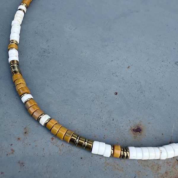 Collier SURF 45 cm en howlite blanche et mookaite safran-1