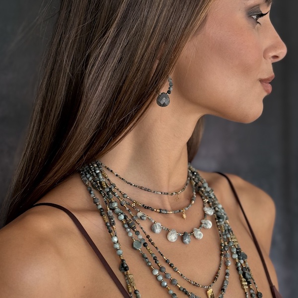 Colliers courts en oeil de faucon