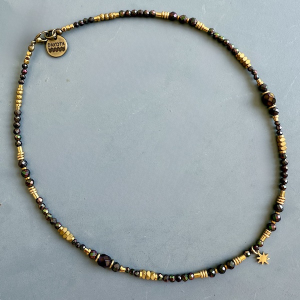 Ras du cou TOPA 40 cm en hématite noire scarabée