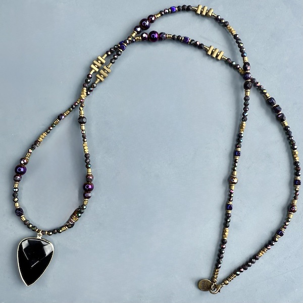 Sautoir NAPYUKA 95 cm en hématite noire scarabée-2