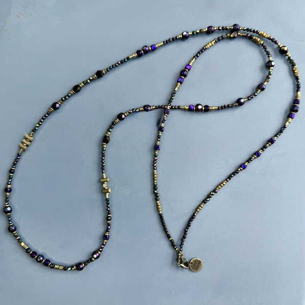 Sautoir TANKA 110 cm en hématite noire scarabée