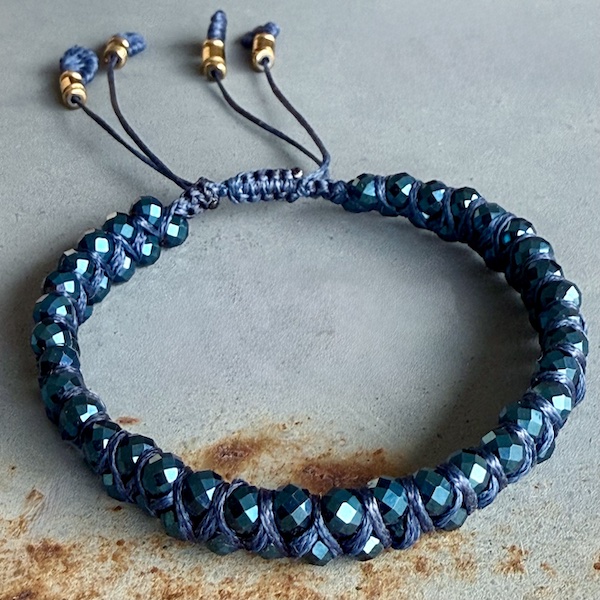 Bracelet macramé 2 rangs hématite bleu paon
