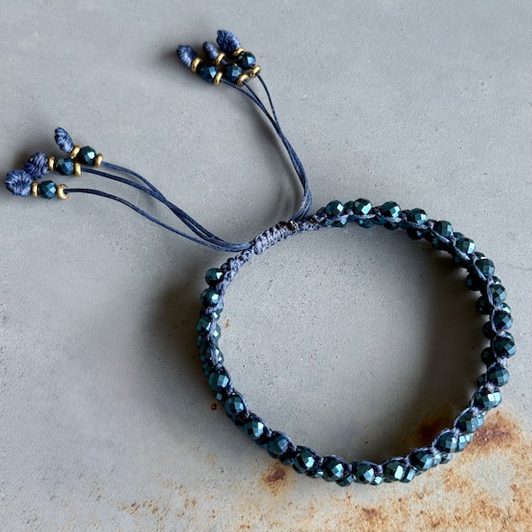 Bracelet macramé 3 rangs hématite bleu paon-1