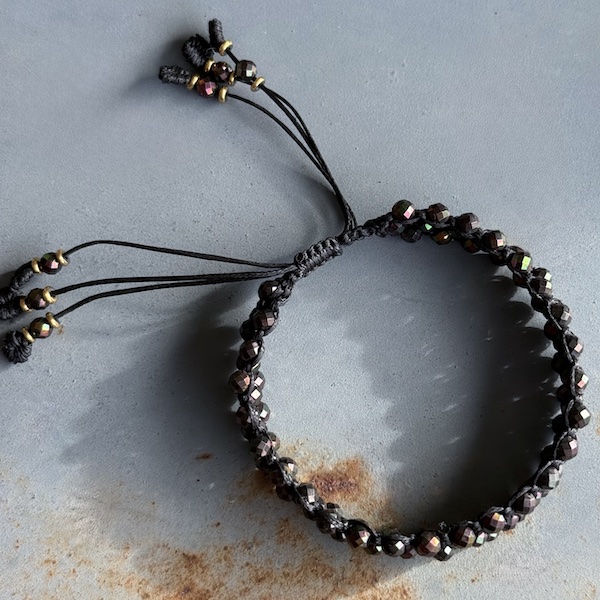 Bracelet macramé 3 rangs hématite noire scarabée-1