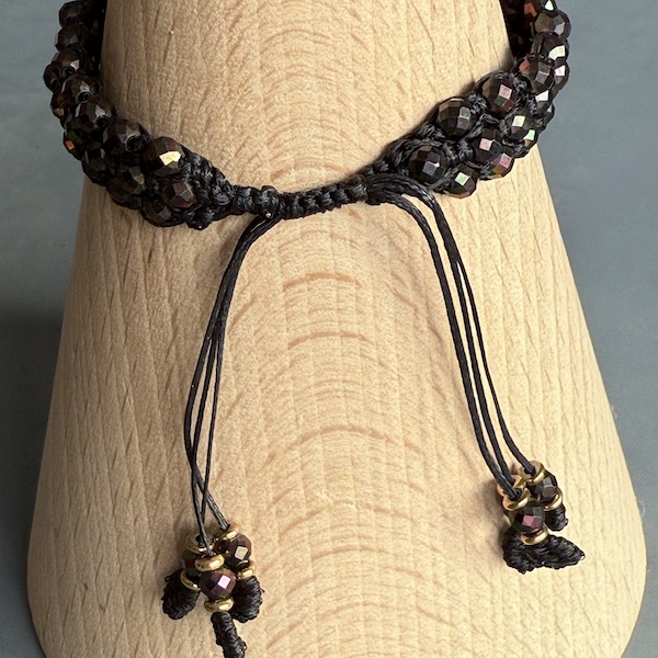 Bracelet macramé 3 rangs hématite noire scarabée-3
