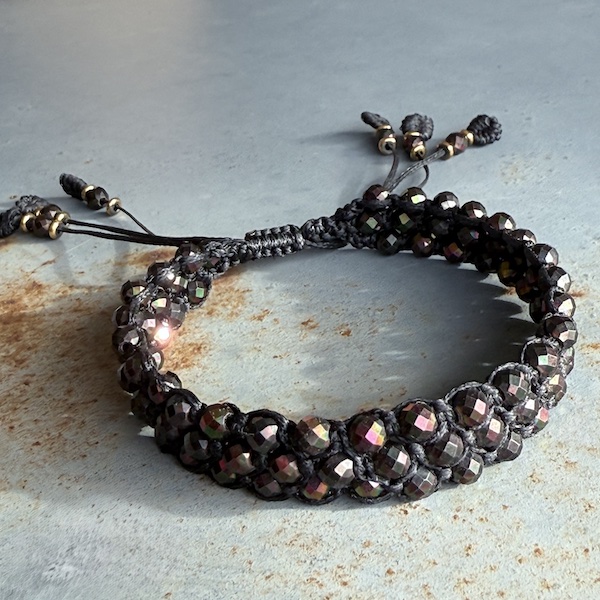 Bracelet macramé 3 rangs hématite noire scarabée-4