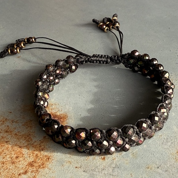 Bracelet macramé 3 rangs hématite noire scarabée