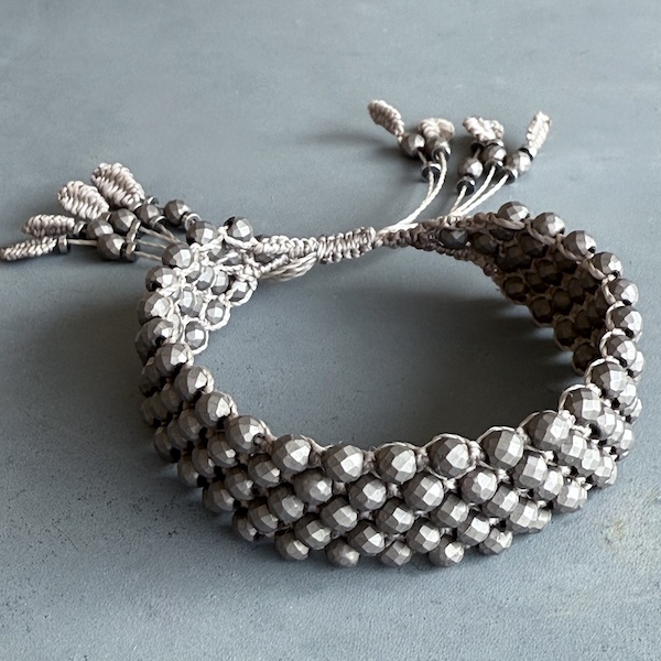 Manchette macramé hématite argent mat