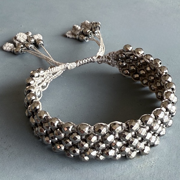 Manchette macramé hématite argentée