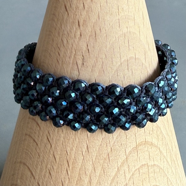 Manchette macramé hématite bleu paon-1