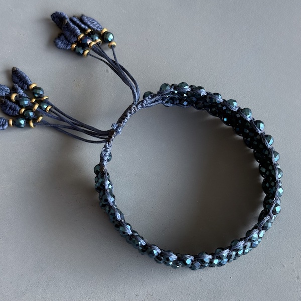 Manchette macramé hématite bleu paon