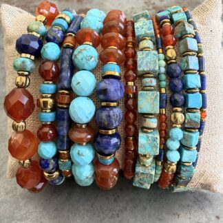 Bracelets en cornaline, lapis lazuli et howlite turquoise.