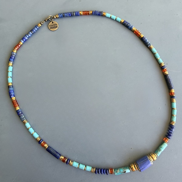 Ras du cou NATAKE 45 cm en cornaline, lapis lazuli et turquoise de Hubei