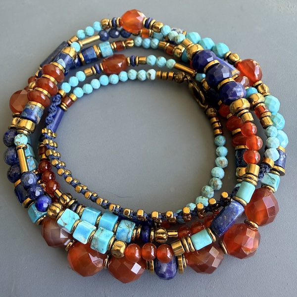 Sautoir TANKA 109 cm en cornaline, lapis lazuli et turquoise de Hubei